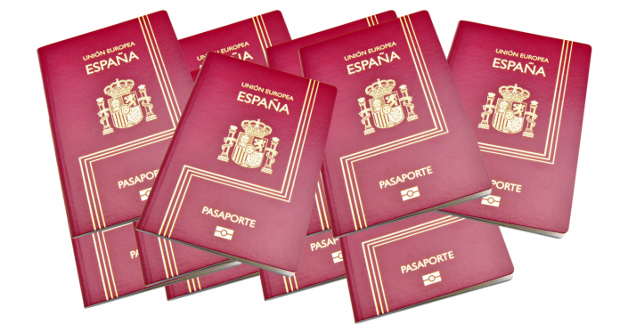 Consulado español entrega 600 pasaportes en La Habana