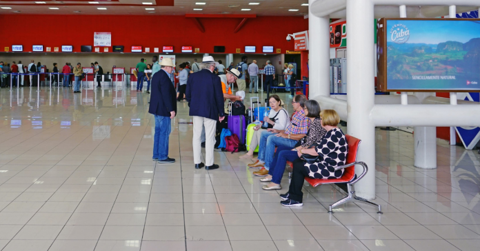 ¿Se permiten acompañantes en los aeropuertos de Cuba?