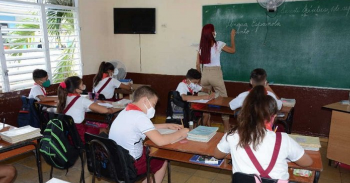 Regresan clases presenciales a Cuba y escuelas toman precauciones