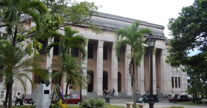 Universitarios vacunados podrán volver a la universidad en Cuba