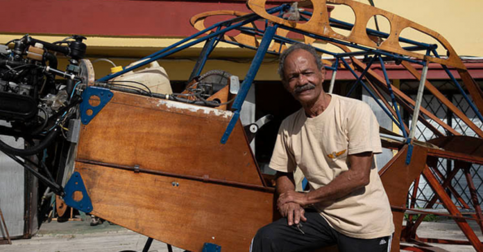 Ingeniero cubano espera poder volar avión artesanal que construyó