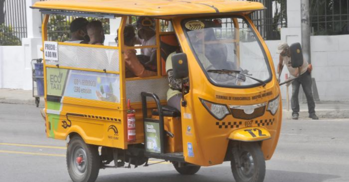 Trabajo para mujeres en La Habana: conductora de triciclos eléctricos