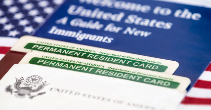 Joe Biden ha modificado la normativa de la Carga pública que facilita los trámites de residencia a migrantes.