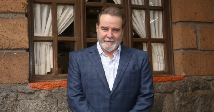 César Évora (63) es un actor cubano que vive en la Ciudad de México y trabaja en la televisión mexicana. Ha hecho decenas de telenovelas. 