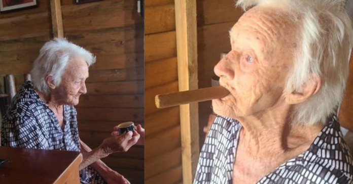 Centenaria cubana de 102 años que disfruta del tabaco y el café