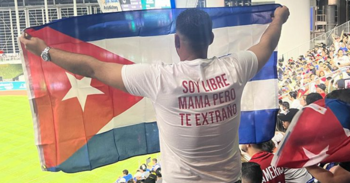 La curiosa protesta de un cubano en un partido de beisbol