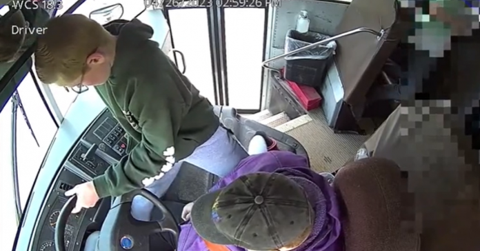 Niño se convirtió en un héroe al tomar el control del autobús escolar