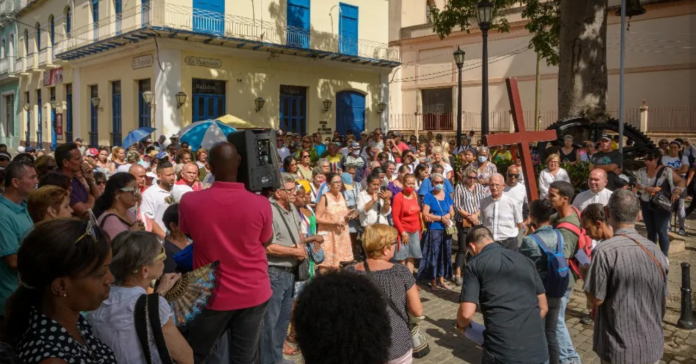 Fotos de procesiones religiosas en Cuba con cientos de creyentes