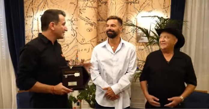 El encuentro único entre Eliades Ochoa y Ricky Martin en Albania