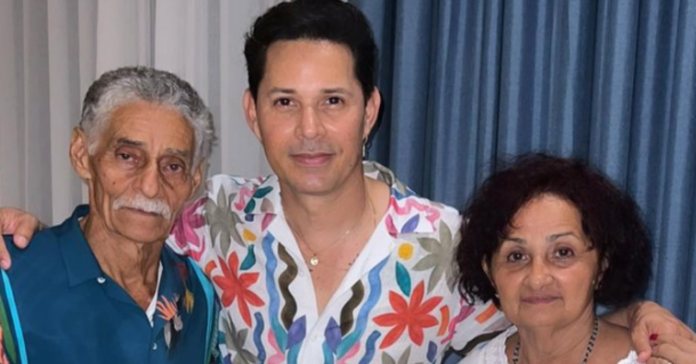 Emotivo encuentro entre Leoni Torres y sus padres en Punta Cana