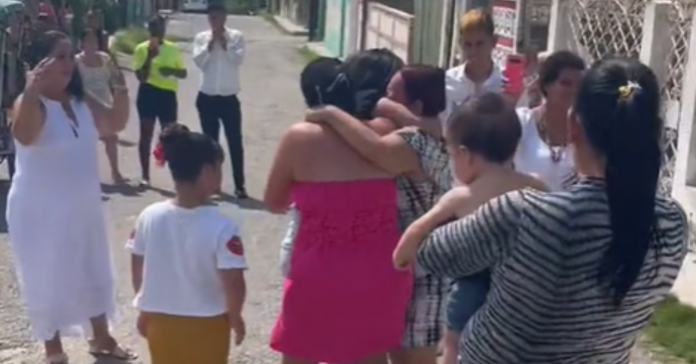 Emocionante reencuentro de una familia cubana en Holguín
